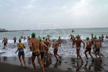 Alberto Rdríguez e Isabel Navarro triunfan en la XVII Travesía a Nado de Salinetas (Foto TA)